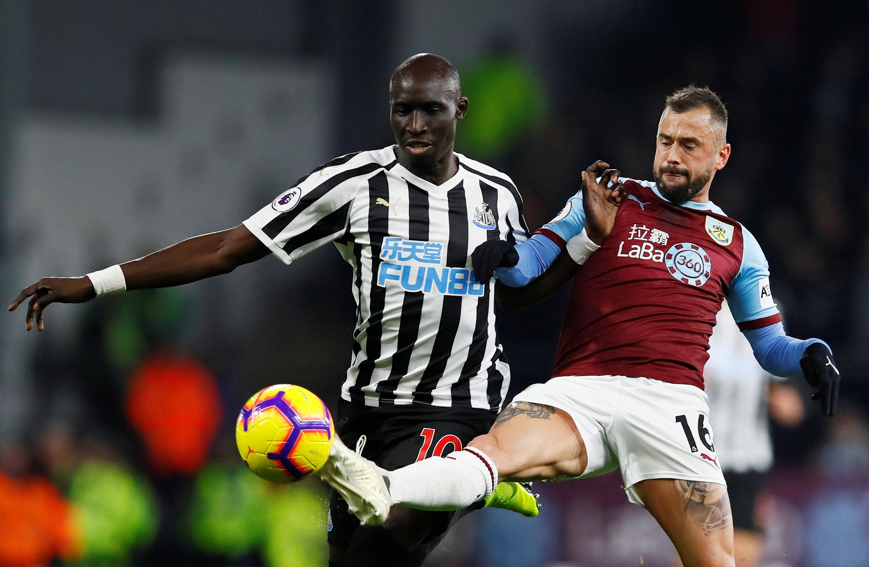 开云体育官网-水晶宫客场告负，保级艰难局面持续